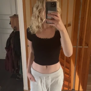 Couqette t-shirt - Superfin t-shirt i couqette stuk från hm, säljs då den inte kommer till användning