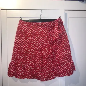 Blommig kjol från Shein i storlek S, ser mer eller mindre oanvänd ut 🫶🏻