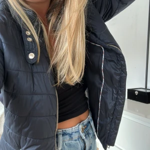 Bondelid jacka - Ascool jacka från Bondelid! Säljer då den inte kommer till användning längre. Mycket bra skick då jag varit rädd om den. Perfekt till höst och vår men även under kallare sommarkvällar 🥰Hör av er om ni har några frågor eller vill ha fler bilder! ❤️