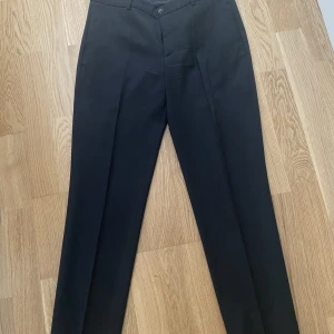 Filippa K kostymbyxa  - Stilren kostymbyxa i ull. Använd ett fåtal gånger. Nypris 1400,-