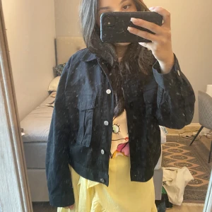 Svart jeans jacka - Så fin svart jeans jacka som passar till allt! Använd några få gånger❤️