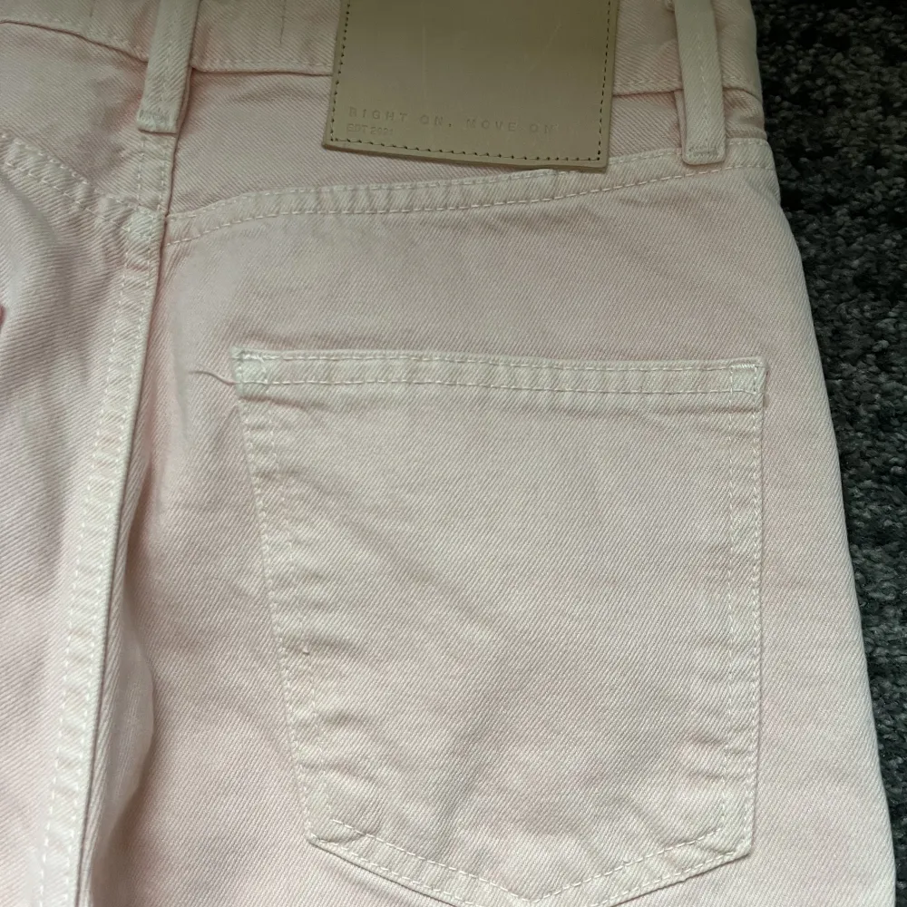 Rosa jeans från zara som är midrise. De är även full längd så passar även långa. Använda en gång så de är i mycket bra skick. Jeans & Byxor.