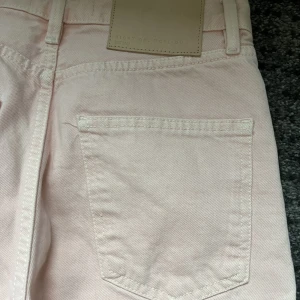Zara jeans the new daddy pink - Rosa jeans från zara som är midrise. De är även full längd så passar även långa. Använda en gång så de är i mycket bra skick