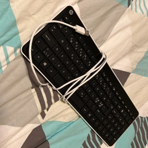 Tangentbord HP - Säljer pga att jag har ett nytt! Det är rätt litet så passar inte så bra till gameing. Fint skick, några repor i själva plasten, men inget som påverkar funktionen