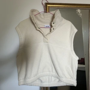 Fleeceväst WEEKDAY 🐑☁️ - Jättefin fleeceväst från weekday! Storlek S, frakt på 60 kr tillkommer!