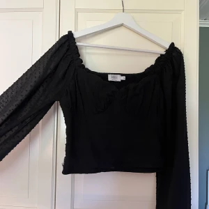 Svart topp - Säljer denna superfina toppen med lång ärm från na-kd, säljer då den inte längre kommer till användning. Fint skick och ej använd mycket!
