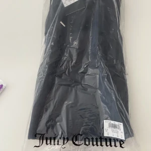 Juicy Couture - Svart Juicy-dress, helt oanvänd och kvar i påsen! Säljer pga köpte fel färg, Eventuell frakt ingår i priset 🌸 Kan tänka mig att gå ner lite i pris vid snabb affär