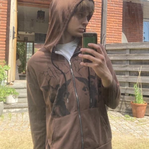 Brun Hoodie med tryck - Brun huvtröjor med snyggt tryck, i princip oanvänd. Ganska tunn så bra för att bara lägga till nåt till outfiten! Lite för lite för mig, kort i ärmarna osv. Jag är 185 cm
