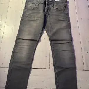 Grå replay jeans modell anbass i fint skick köpt på Åhléns 