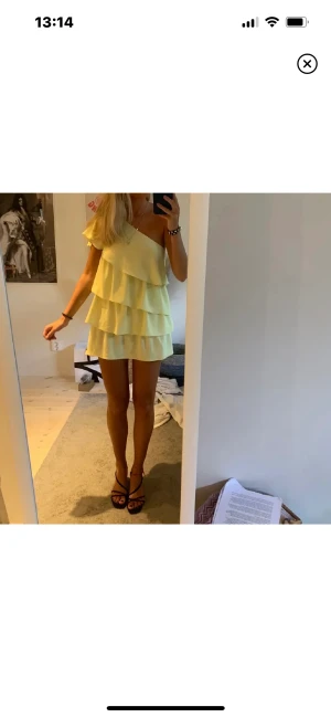 Gul zara klänning  - INTRESSEKOLL!! På min jättefina gula klänning från zara som är köpt i somras💛säljer endast för bra pris. ☺️