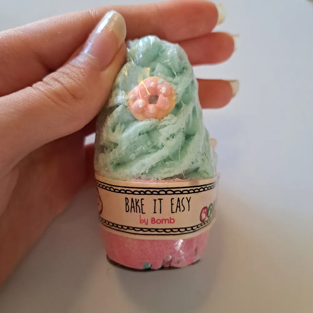 Säljer dessa jätte söta badbomber, The Last Unicorn och Bake It Easy av Bomb. 1 för 30kr två 40kr!💕. Övrigt.