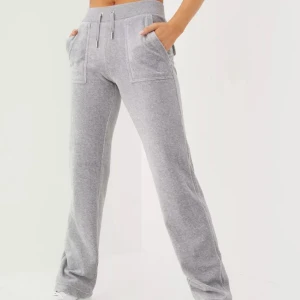 Juciy byxor  - Ett par supersnygga gråa juciy! 😻 Säljer dem för ligger bara i garderoben och används inte längre så säljer vidare! 💞 köpta för 1 099 kr!  