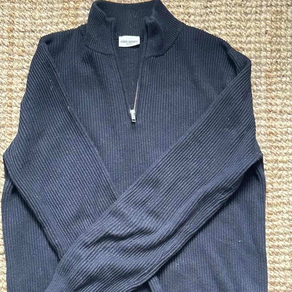 Varm stickad tröja med silvrig Zip från John Henric. 100% bomull. Orginal pris: 899kr. Stickat.