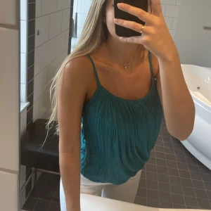 Linne - Mycket bra skick. Superfin färg. Mjukt och skönt material. Storlek S.