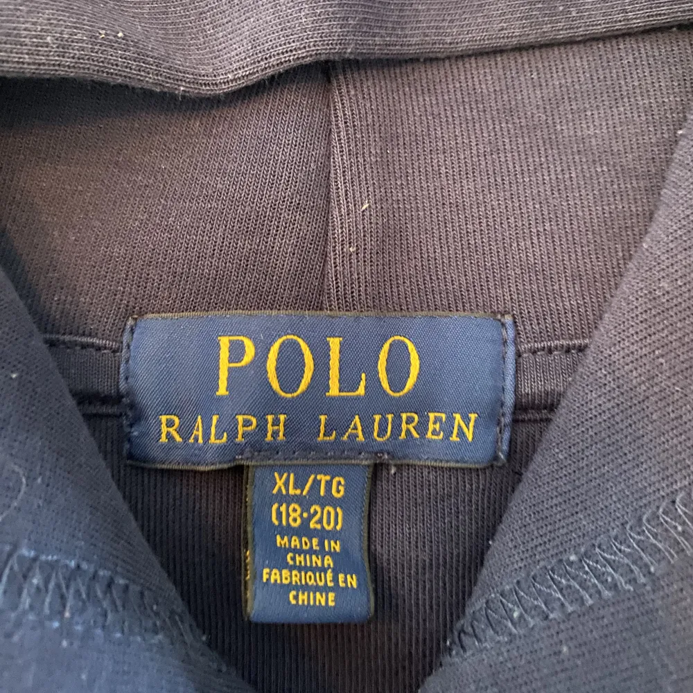 Snygg hooddie från Polo Ralph Lauren. I mycket fint skick. Mörkblå. stlk Xl/TG (18-20) enligt Ralph Lauren. . Hoodies.