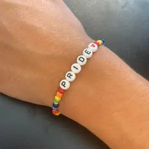 Hej! Jag säljer ett fint och färgglatt Pride armband med ett fint budskap jag gjort. 20% går till välgörenheten Transammans.