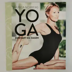 En bok med många Yogaövningar, i använt men väldigt bra skick ✨ Pris kan diskuteras! 