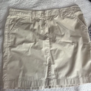 Esprit beige kjol - Superfin beige kjol från Esprit.  Storlek 40💞 använd fåtal ggr