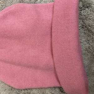 Onesize men passar ej mig som har afro (därför inga bilder med den på) Söt rosa liten beanie 💕