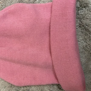 Rosa beanie - Onesize men passar ej mig som har afro (därför inga bilder med den på) Söt rosa liten beanie 💕