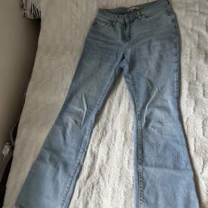 Low waist bootcut jeans i ljusblå. Alldeles för små för mig. Skriv privat för fler bilder. 