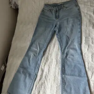 Low waist bootcut jeans i ljusblå. Alldeles för små för mig. Skriv privat för fler bilder. 