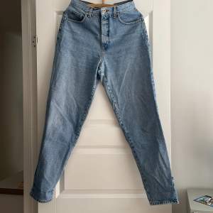 Retro jeans från E905. Äkta 90-tals känsla! Ingen storlek angiven men skulle säger S-M