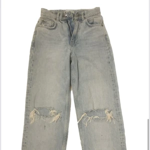 Jeans  - Högmidjade jeans i storlek 30.  Nyskick. Nypris 600kr säljes för 300kr