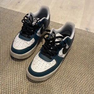 Nike air force 1 - Säljer mina egen gjorda Nike air force 1 då jag inte använder de längre. Riktigt snygga och inte samma sko som alla andra!