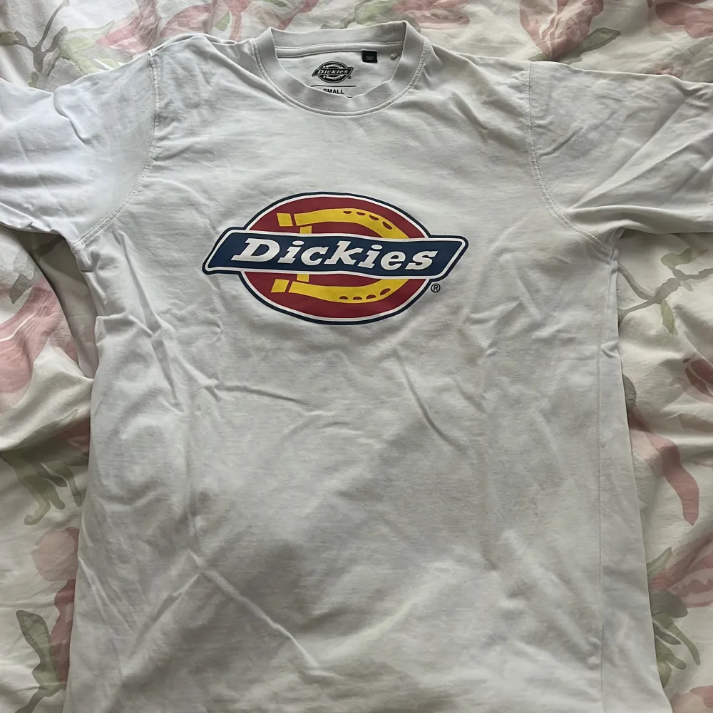 Dickies tröja som är oversized. Väldigt bekväm men den kommer inte till användning . T-shirts.