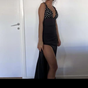 Bröllops klänning/ balklänning  - Endast använd 1 gång nyskick allt är som det ska. Jätte fin och elegant  Pris kan diskuteras vid snabb affär  Köpt för 3500kr