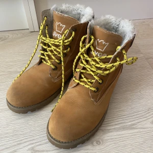 Vinterskor från Svea 38 - Beige fodrade vinterkängor från Svea. Storlek 38.