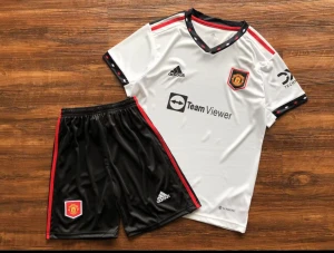 Manchester United T-shirt - Jag säljer ett par nya Manchester United T-shirts tillsammans med shorts för endast 559 kr. Leveransen tar ungefär 2 veckor. Eller så kan vi mötas upp i Västerås. Finns i alla storlekar. 
