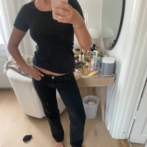Svarta lågmidjade jeans - Säljare dessa coola lågmidjade weekday jeans, med en stjärna som sitter därbak som en snygg detalj<3