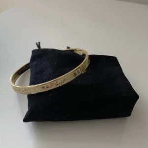 Marc Jacobs armband äkta - Jättefint Marc Jacobs armband knappt använt i bra skick. Dustbag medföljer. Kostar runt 1500 Nypris 