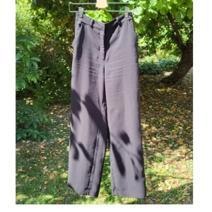 Svarta byxor från Monki - Har tyvärr blivit för tjock för dessa så försöker mig på att sälja dem vidare.   79 cm innersöm.   Midja ca. 72 cm.  De ser ljusare ut på bilden men de är svarta.   Djur- och rökfritt hem!  Varsamt använda.