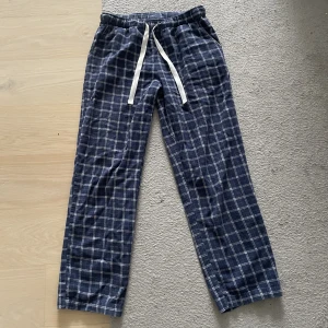 Pyjamas byxor  - Pyjamas byxor från Twilfit💞 använda men i rätt bra skick men man kan inte se vad det står på lappen därför vet jag inte storleken men skulle säga att det är S. Skriv för fler bilder eller om ni vill ha måtten.