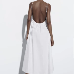 Vit klänning - Jättesöt klänning från zara. Endast använd en gång så klänningen ser oanvänd ut🫶🏼🌾 är i storlek 38 men eftersom banden går att justera passar den mig som vanligtvis är 36! Nypris 499kr!