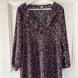 Klänning - Blommig vardagsklänning i en kort modell! Är i väldigt bra skick, som ny. 
