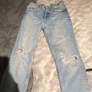 Hej! Säljer en av mina favorit jeans eftersom jag växt ur dem… jätte fina med snygga slitningar vid knäna. Fint skick.