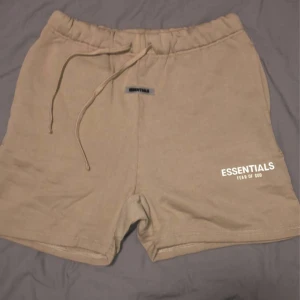 Fear of God Essentials Shorts - Jättefina  Fear of God Essentials Shorts i strl M. Perfekt till sommarens varma dagar eller bara för hemmachill. Essentials loggan på vänstra benet är reflekterande. PRIS GÅR ATT DISKUTERA!!!💯💯💯