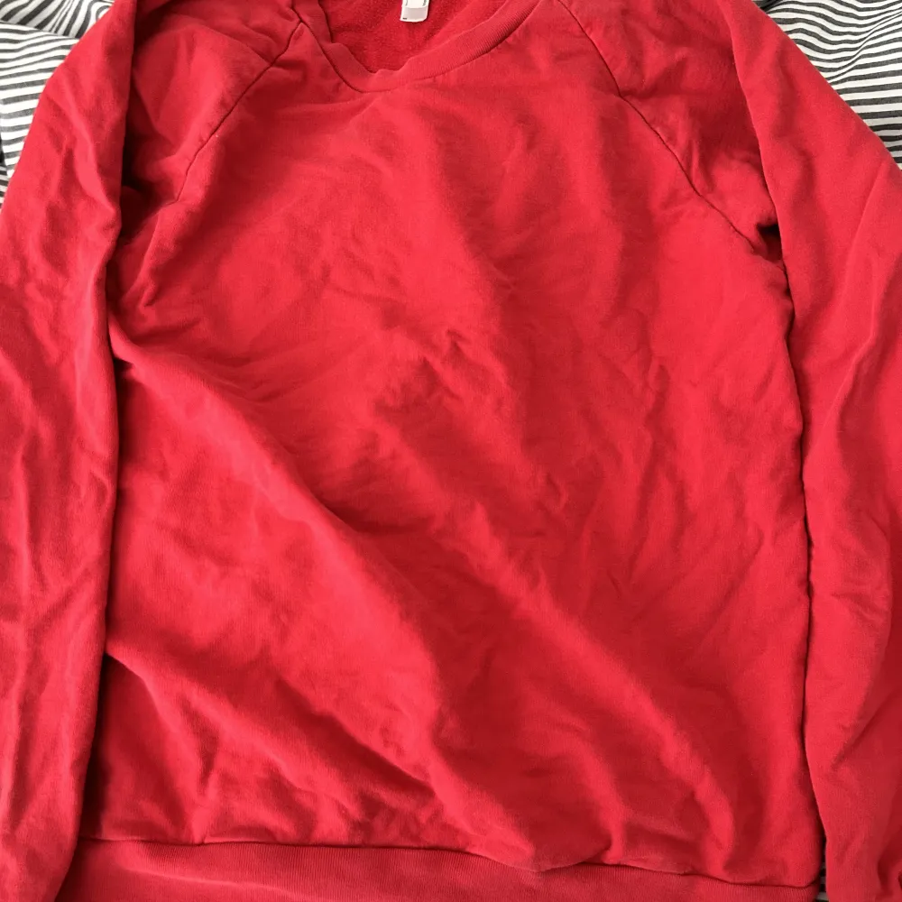 röd secondhand tröja från american apparel ! använd men är i bra skick och har inte synliga defekter ^_^ skriv till mig för övriga frågor <3. Hoodies.