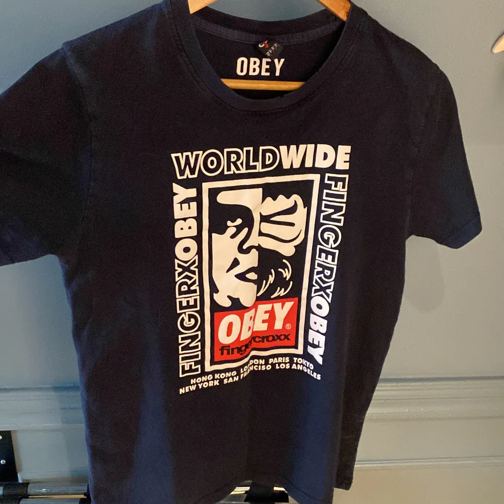 Säljer denna obey tröja. Sådär skick, små hål uppe i kragen men annars bra skick! . T-shirts.