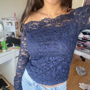 Spetstopp - Säljer denna fina spetstoppen från hm k nyskick inga tecken på användning❤️har klippt bort lappen så kommer inte ihåg vilken storlek tror XS❤️