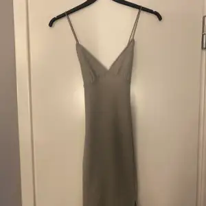 Säljer en silverglittrig klänning från H&M som aldrig blivit använd❤️