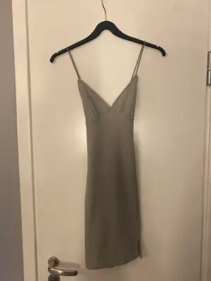 Säljer en silverglittrig klänning från H&M som aldrig blivit använd❤️