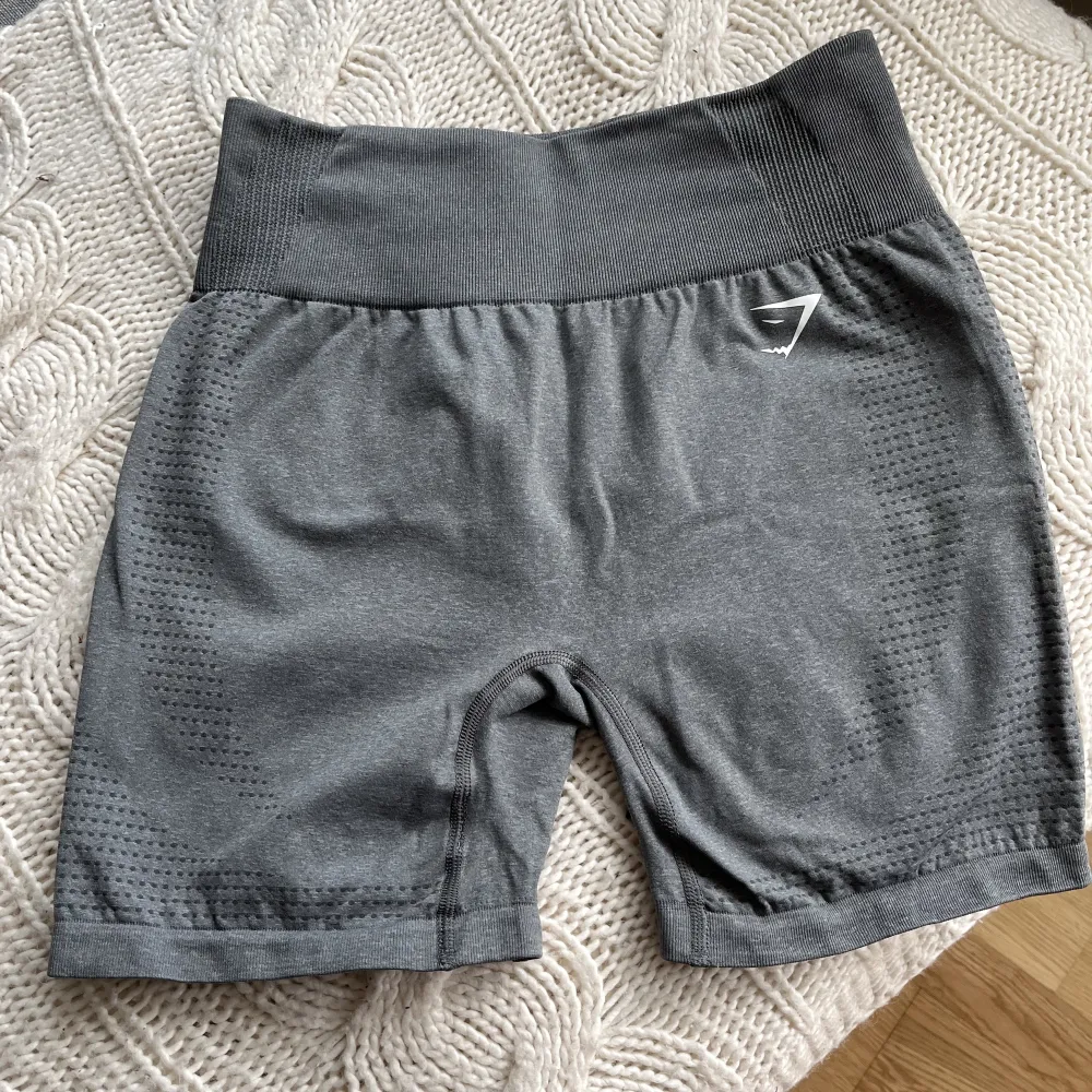 Säljer dessa oanvända gymshark shorts då jag har fler liknande☺️ skulle passa M också. Nypris 499kr . Shorts.