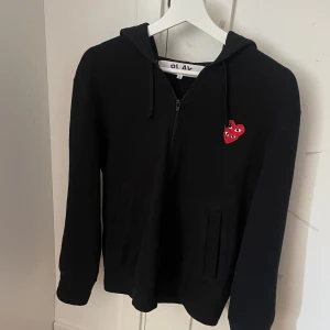 Come des garçons hoodie - Cdg hoodie i storlek S. Köpt på nk för ett år sedan (2399kr) men har inte använt den jätte mycket. Inga tecken på slitage eller annat syns. Skriv gärna för fler bilder eller frågor. (Prislappar,tags,kvitto finns kvar)