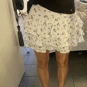 Säljer min blommiga kjol från stradivarius som jag köpt på Zalando, den har aldrig använts och jag köpte den förra sommaren. Köparen betalar för frakten 💕