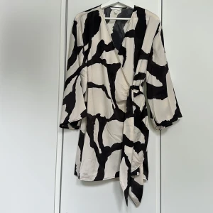 Omlotttunika med knytband - Läcker kort tunika med fantastiskt mönster